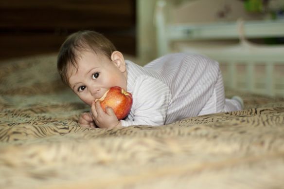 Маленькие дети червячок