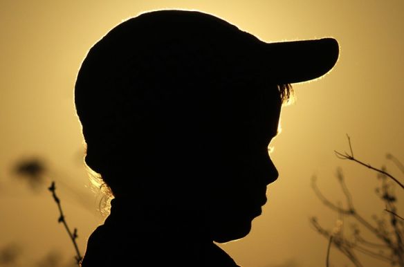 Фото малышей - силуэт на закате