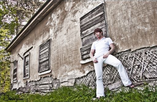 Красотка - у заброшенного дома